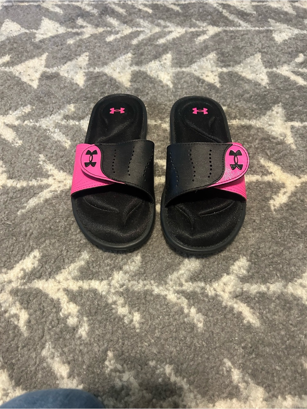 Under Armour women’s Black and Hot Pink Slides size 7